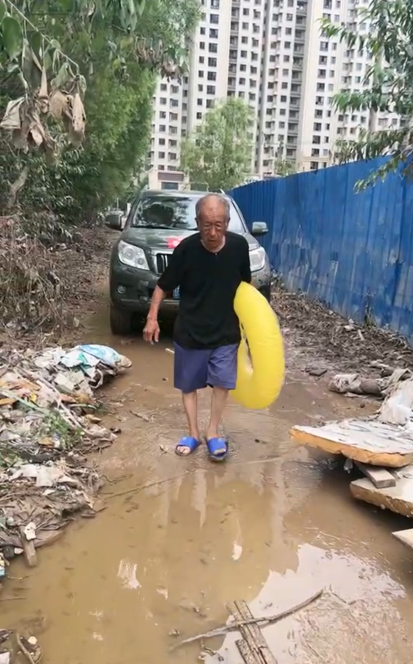 “鸡还活着，我得喂它们”，涿州退水后村民拿泳圈回家，钻缝隙进屋喂鸡 ... ...