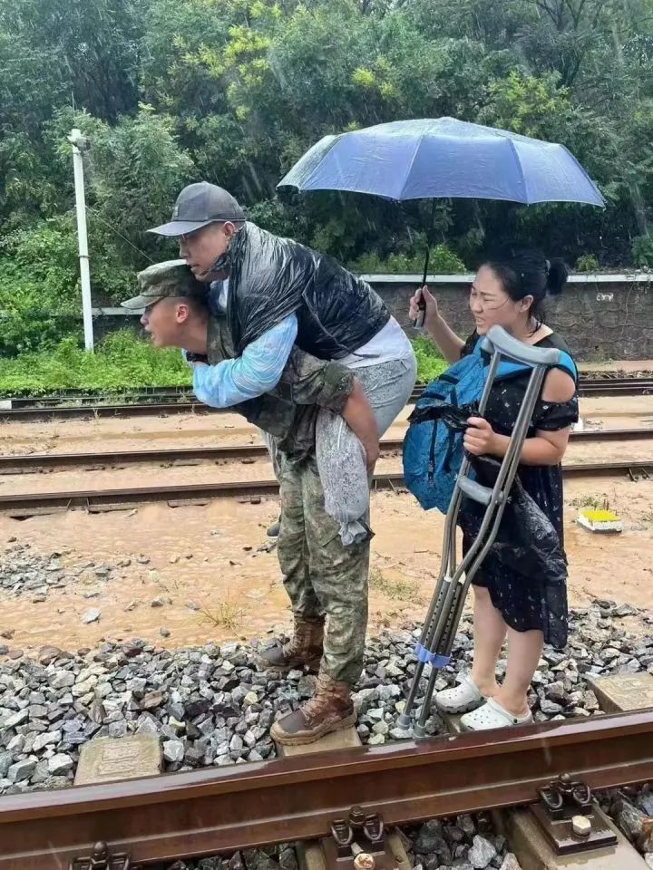 惊心动魄50小时！列车被困，浙江00后兵哥哥挺身而出