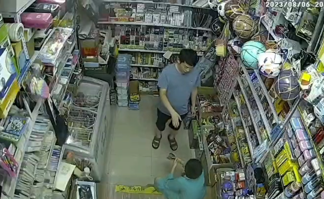 男孩晚上哭着跑进文具店，老板举动感动网友