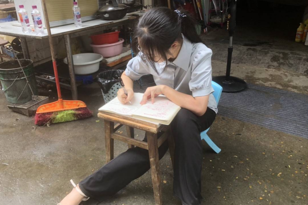在菜摊边学习的她，高分考上了！