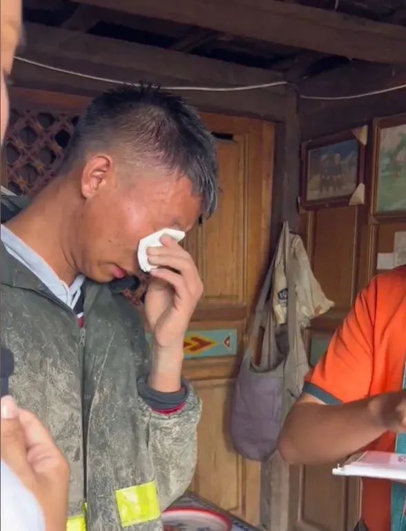 “挖姜男孩”婉拒社会捐款，高校两次温暖回应