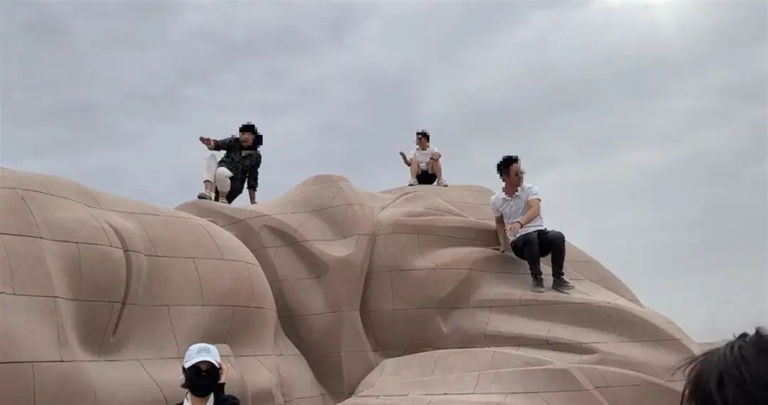 多名游客攀爬甘肃“大地之子”打卡拍照，当地回应