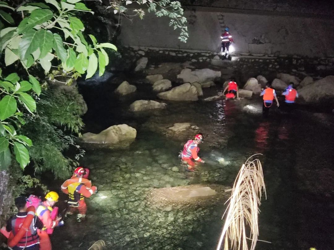 仅带一瓶水独自爬山散心？“驴友”被困深山，结果……
