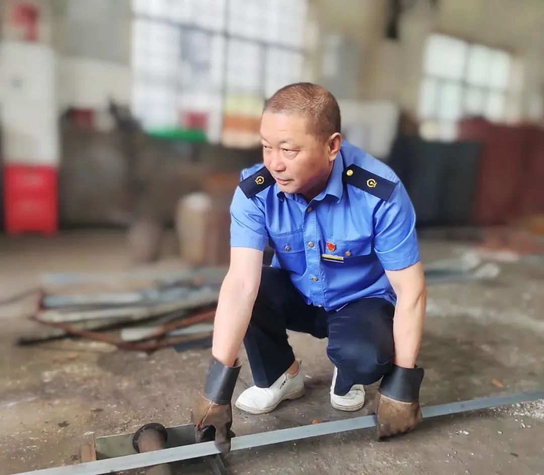 14年的承诺！他一发工资，就给别人转钱……