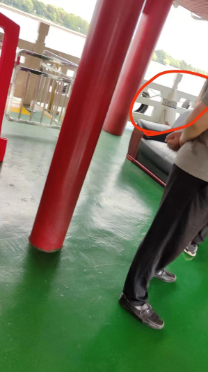 女生乘船手机掉江里索赔遭拒，游船公司：无法证明是我方碰掉的 ... ...