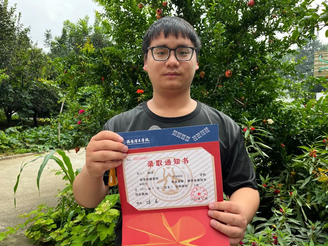 了不起！敬老院里走出个大学生！