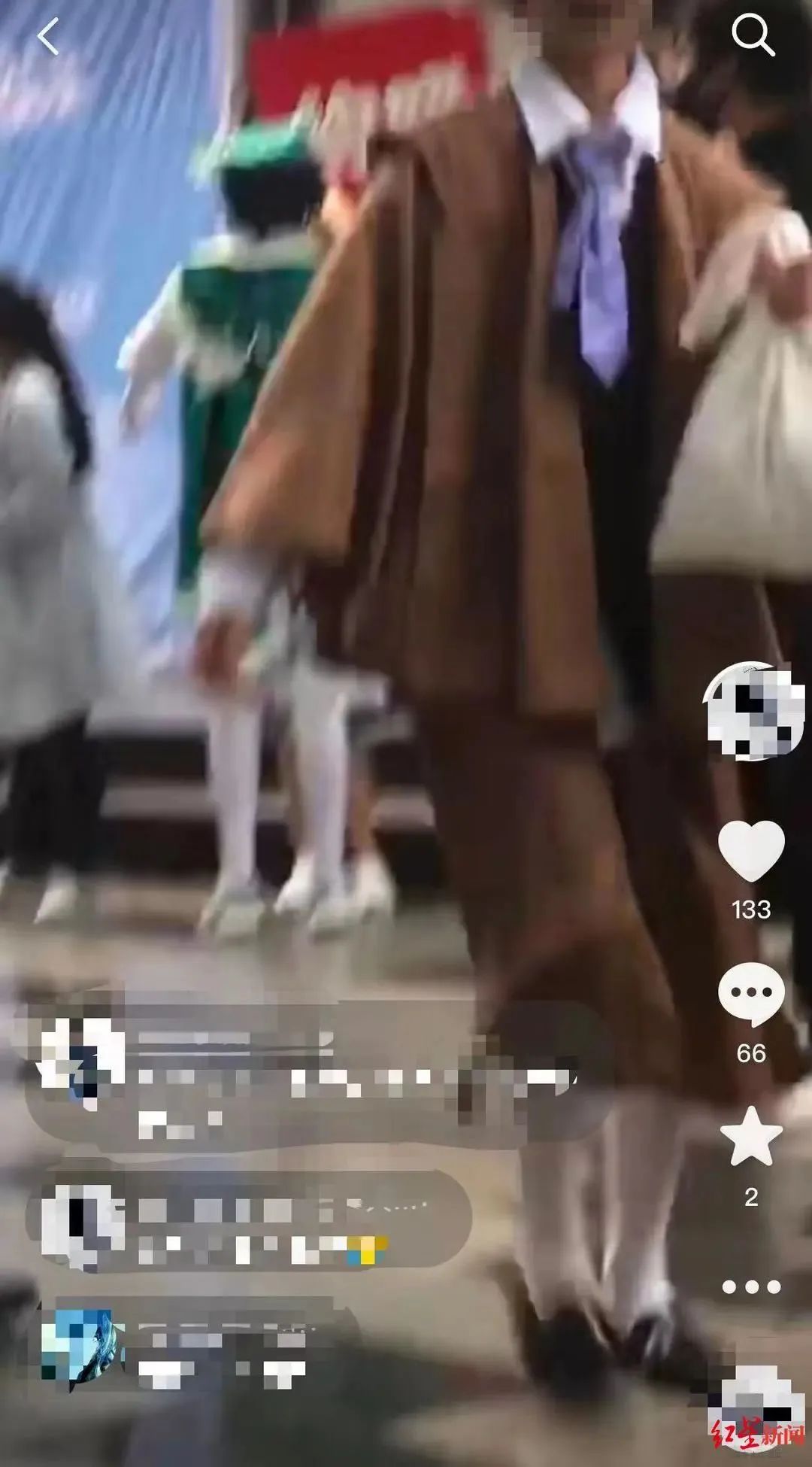 漫展一男生疑似掀女生裙子，“双方系朋友，当时正在玩闹” ... ...
