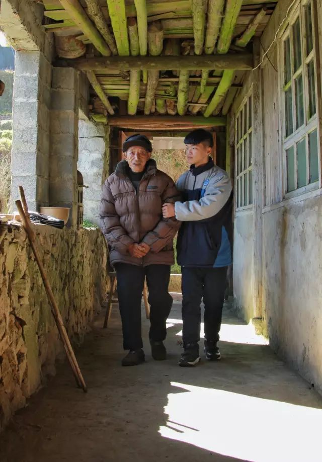 父母离世留下债务，“信义少年”用6年还清……