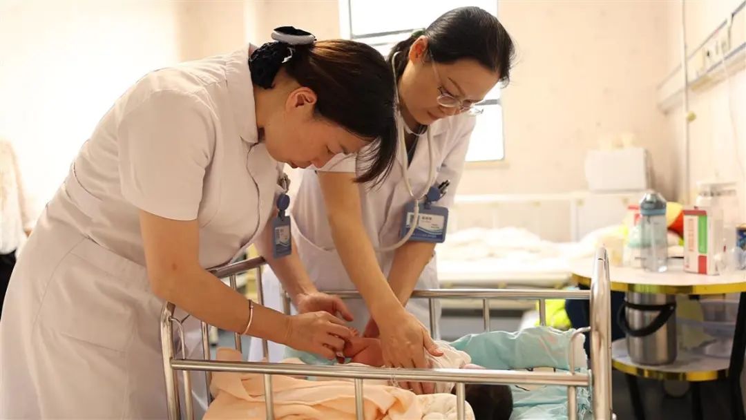 几百万分之一！36岁孕妈生下罕见“镜面宝宝”