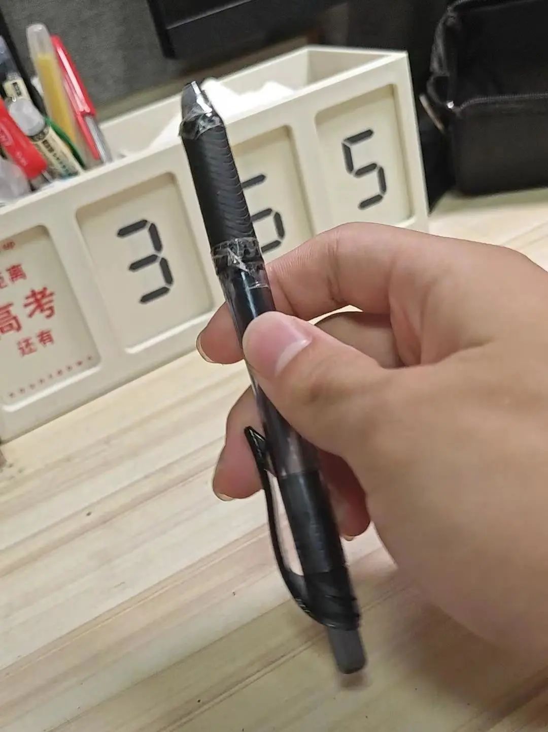 男生用一支笔考600场试，考上复旦！