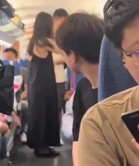 女子高铁上大吼“让他闭嘴”…网友吵翻