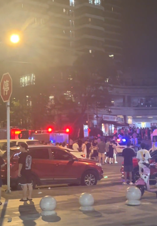 成都一商铺凌晨突发煤气罐爆炸，目击者称“炸了两次”