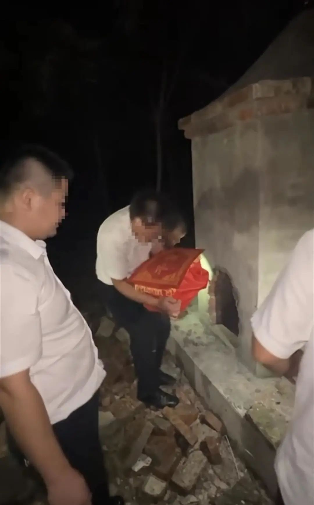 老人骨灰被殡仪馆弄错，工作人员夜赴墓地连磕三头取回！官方回应 ... ...