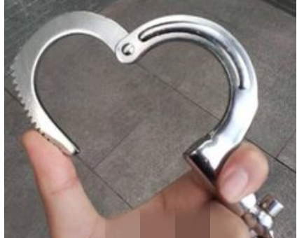 ​这次，手铐是用来救命的！