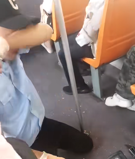 公交司机下跪哭求老人撤销投诉？公司：确有未按标准服务，已对其考核 ... ...