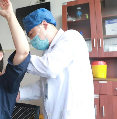 一觉醒来，杭州10岁男孩脖子“瘫”了！医生：不可逆伤害