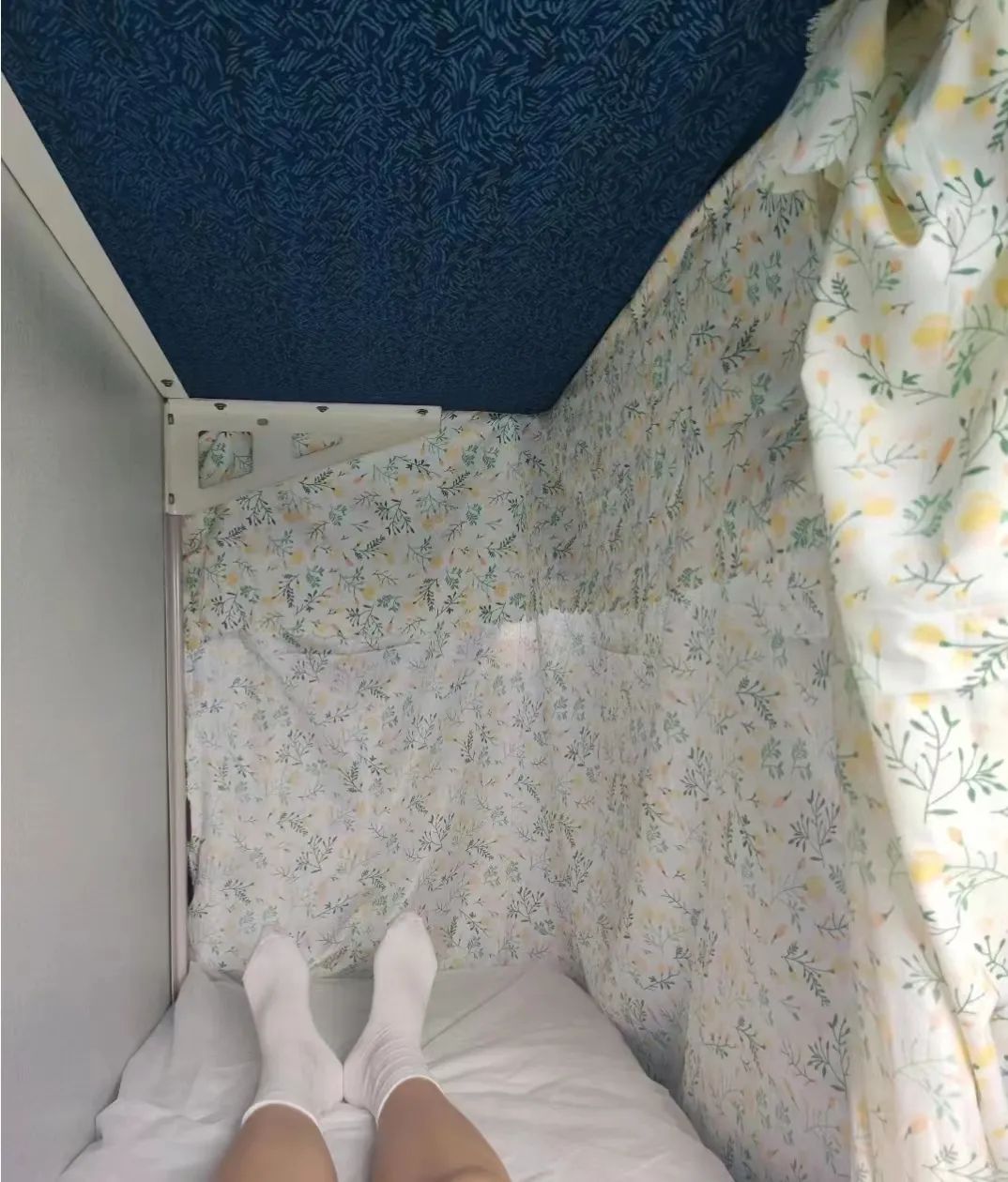 让大家不舒服的，仅仅是“火车硬卧下铺不想让别人坐”吗？ ... ...