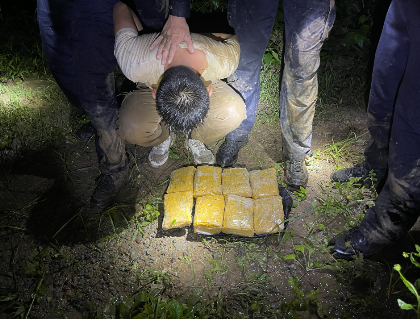 他箍住毒贩，滚下10米高坡！起身后的第一句话是…