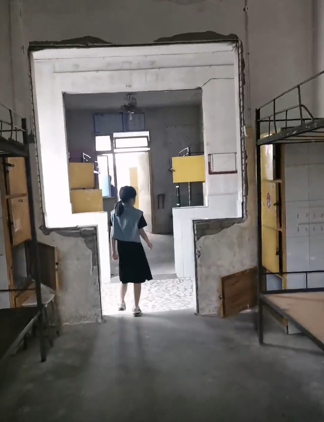 四川一中学女生宿舍门都没有？教体局：实情与网传不同，之后会解释 ... ...