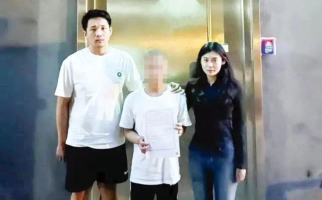 新婚夫妻“蜜月照”上有个陌生人，咋回事？