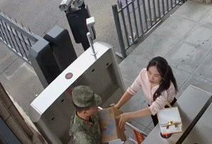 “这是我的一番心意，你们一定要收下！”