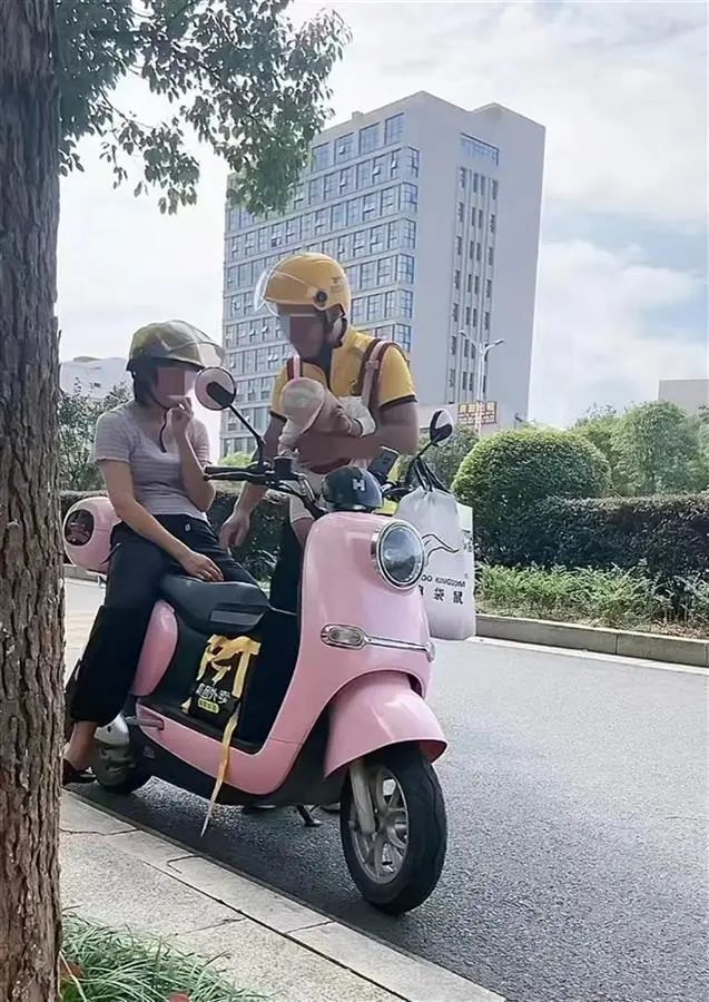 冲上热搜，男子带着抑郁症妻子一起送外卖？当地配送站点回应 ... ...