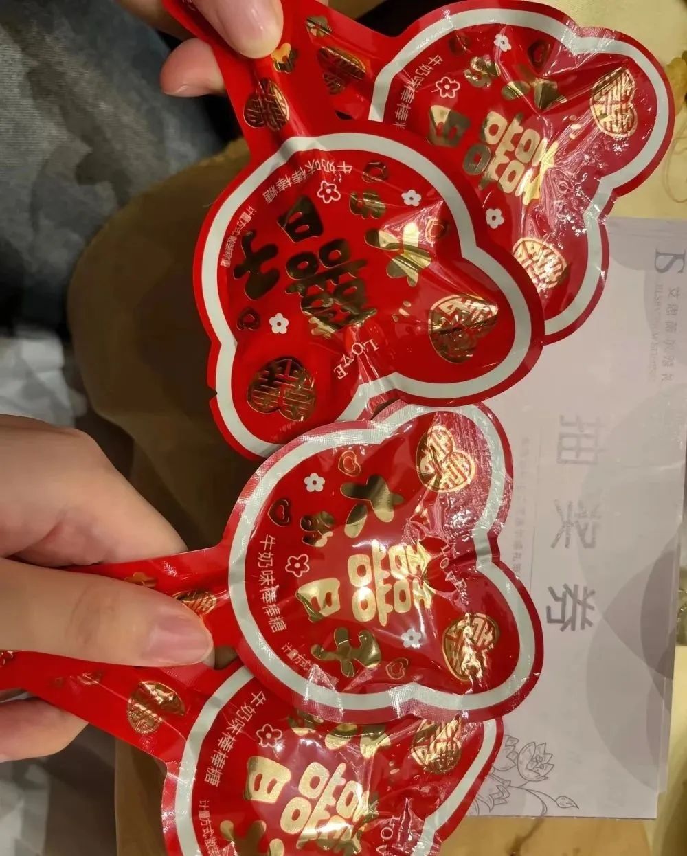 大学生蹭酒席随礼100元被指太少，当事人：拿不出太多钱，新娘说不需要 ... ...