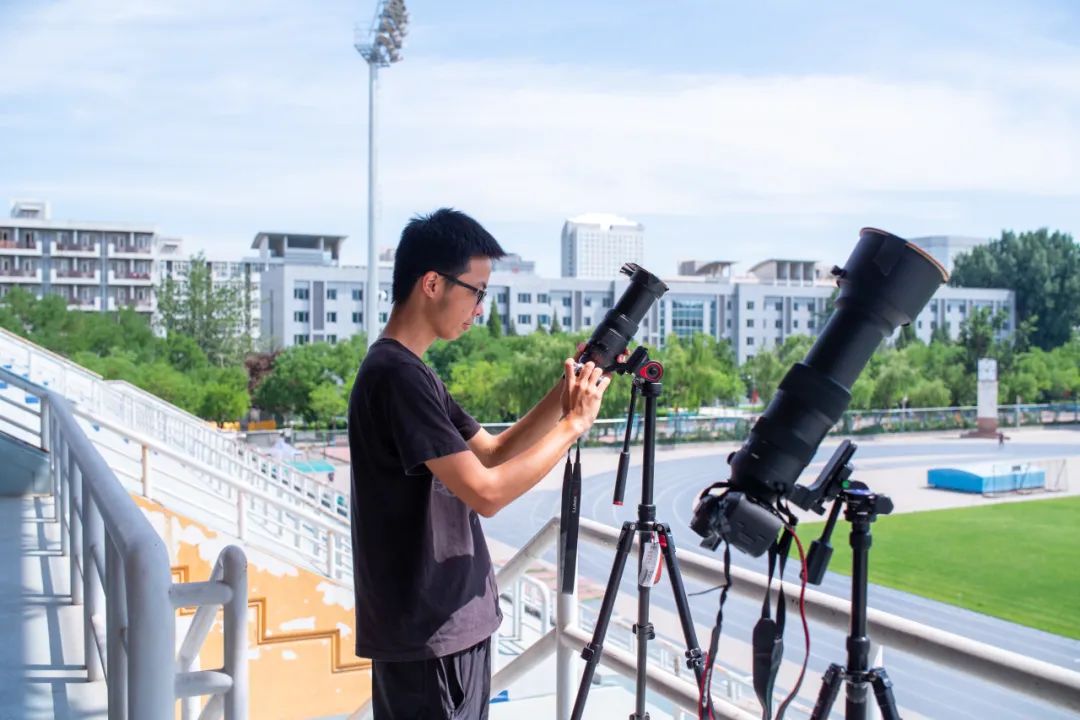 大学生凌晨一两点不睡，只为浪漫的几分钟