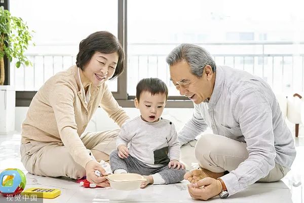 老人起诉子女支付带孙费19万？网友：带娃实属辛苦……