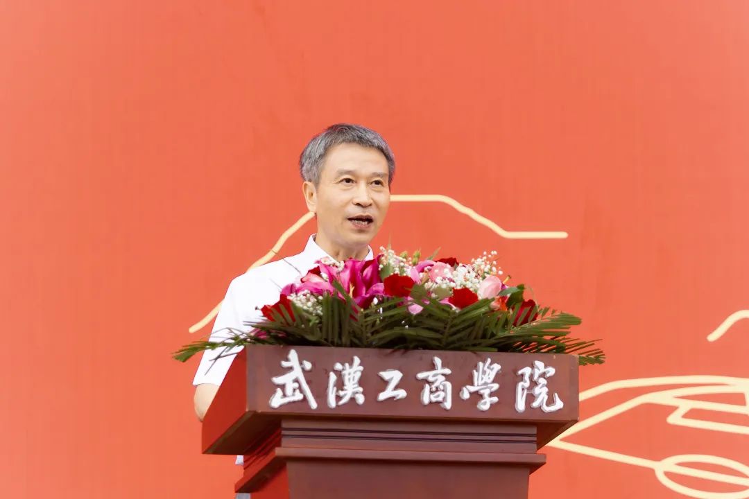 这位校长又公布手机号了！“2年2万多条短信，全部一一回复” ... ... ...