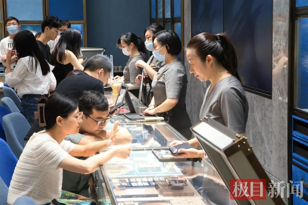 金价降了！有人一口气买走百万金条