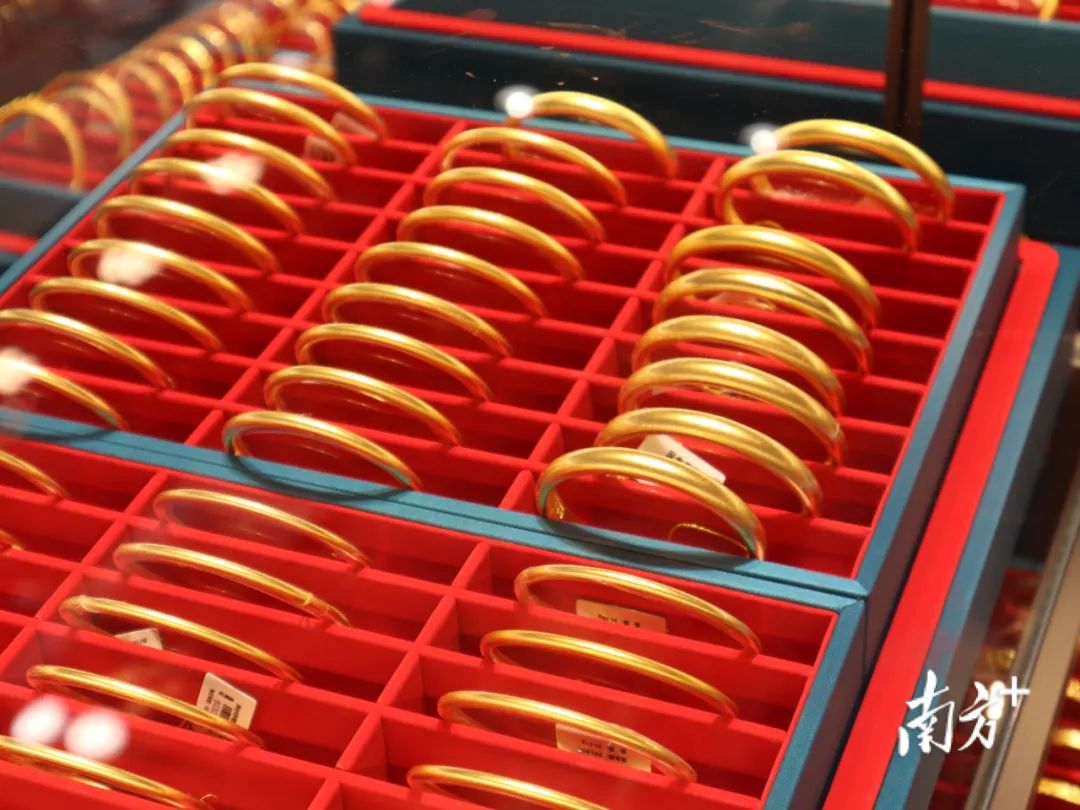金价连跌，前段时间买金豆的年轻人后悔了吗？