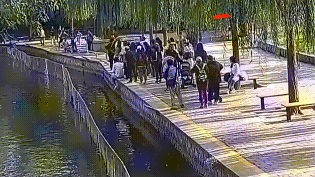 “这是谁？” “我儿子！”
