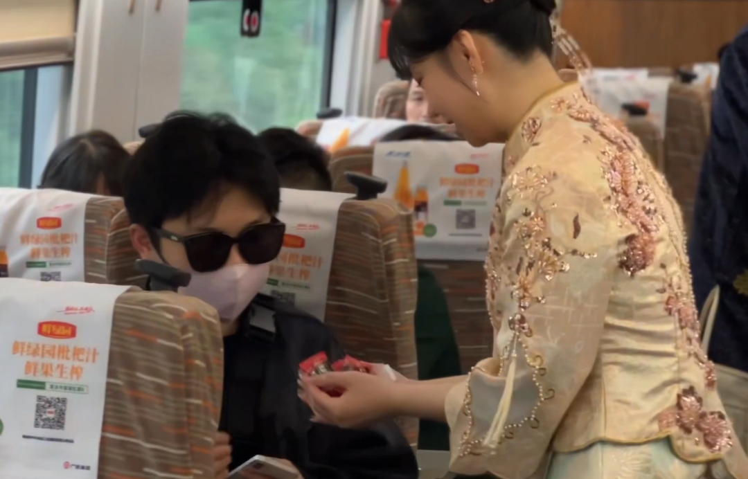 湖南一对新人“高铁接亲”，在车厢里发喜糖，新娘：我像复读机一样说谢谢 ... ...