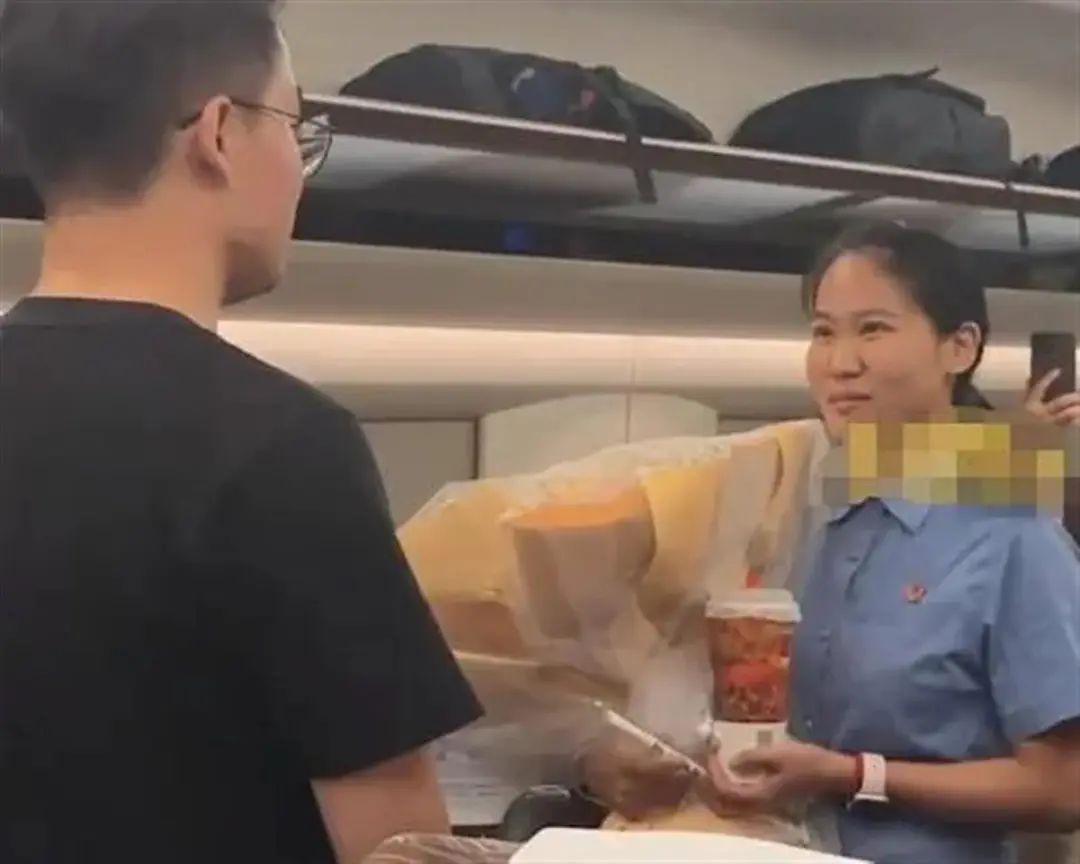 太甜了！男子高铁上向女乘务员求婚