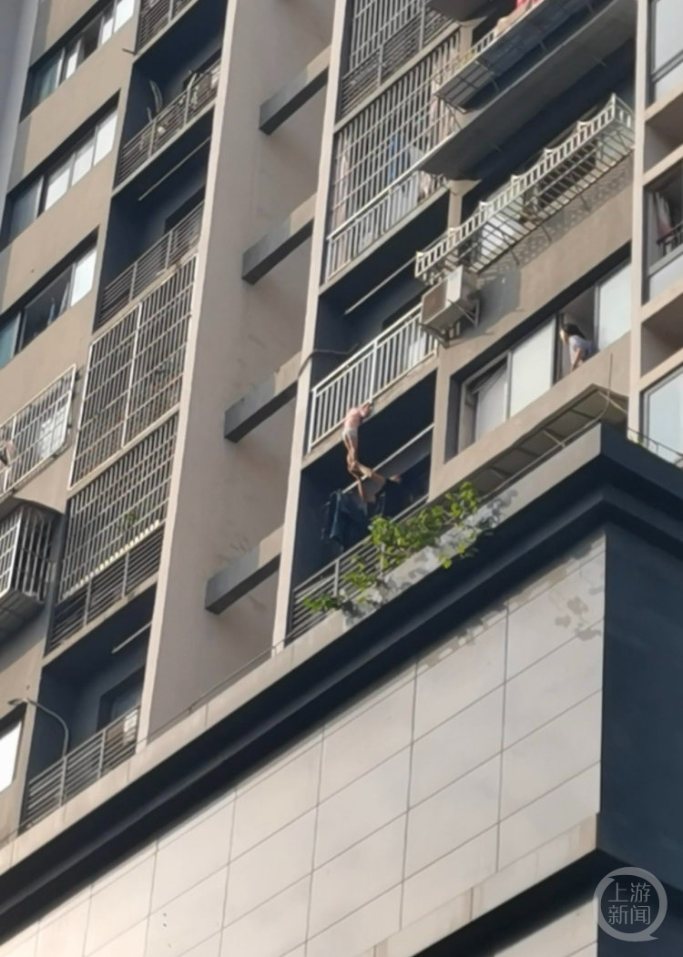生死15分钟！小女孩被卡阳台栏杆，重庆小伙双手托举……