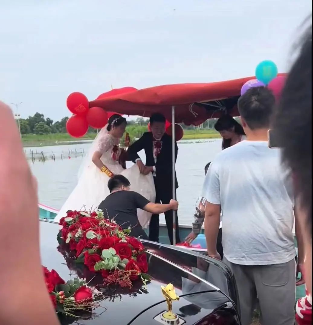 恭喜，他们结婚了！场面非常特别......