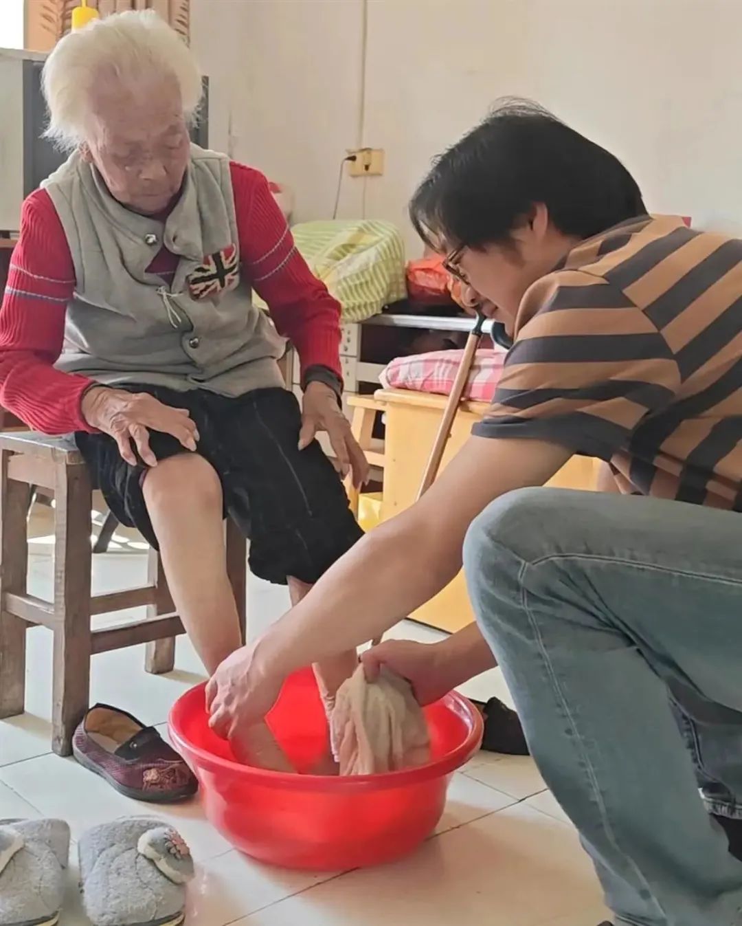 44岁孙子一边教学一边照顾96岁奶奶，网友：用行动给学生做榜样 ... ...