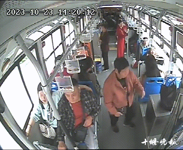 公交上男子站姿怪异，她俩一看…...不对劲！