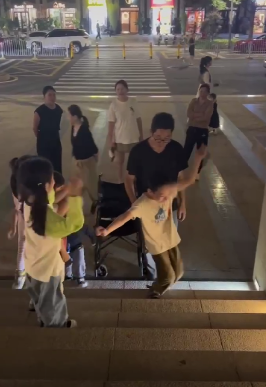 脑瘫男孩爬楼梯引小朋友围观，陌生人一句话瞬间感动家长