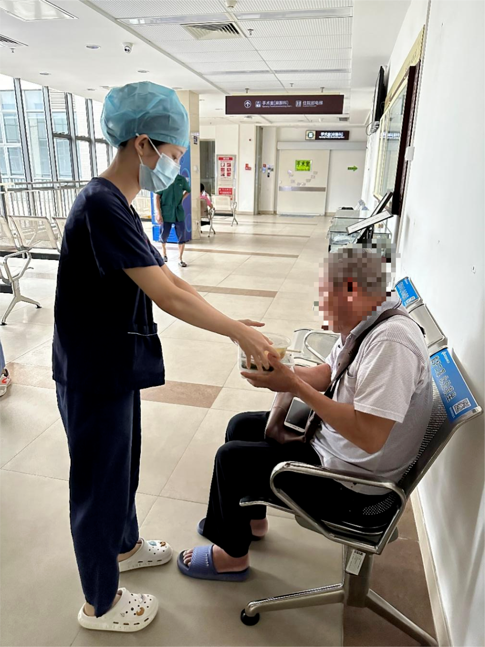 老人独自一人在ICU外守通宵，广州这位医生发了条朋友圈……网友看哭 ... ...
