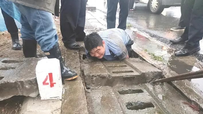 他三次钻进下水道，还误喝恶臭脏水，终于……
