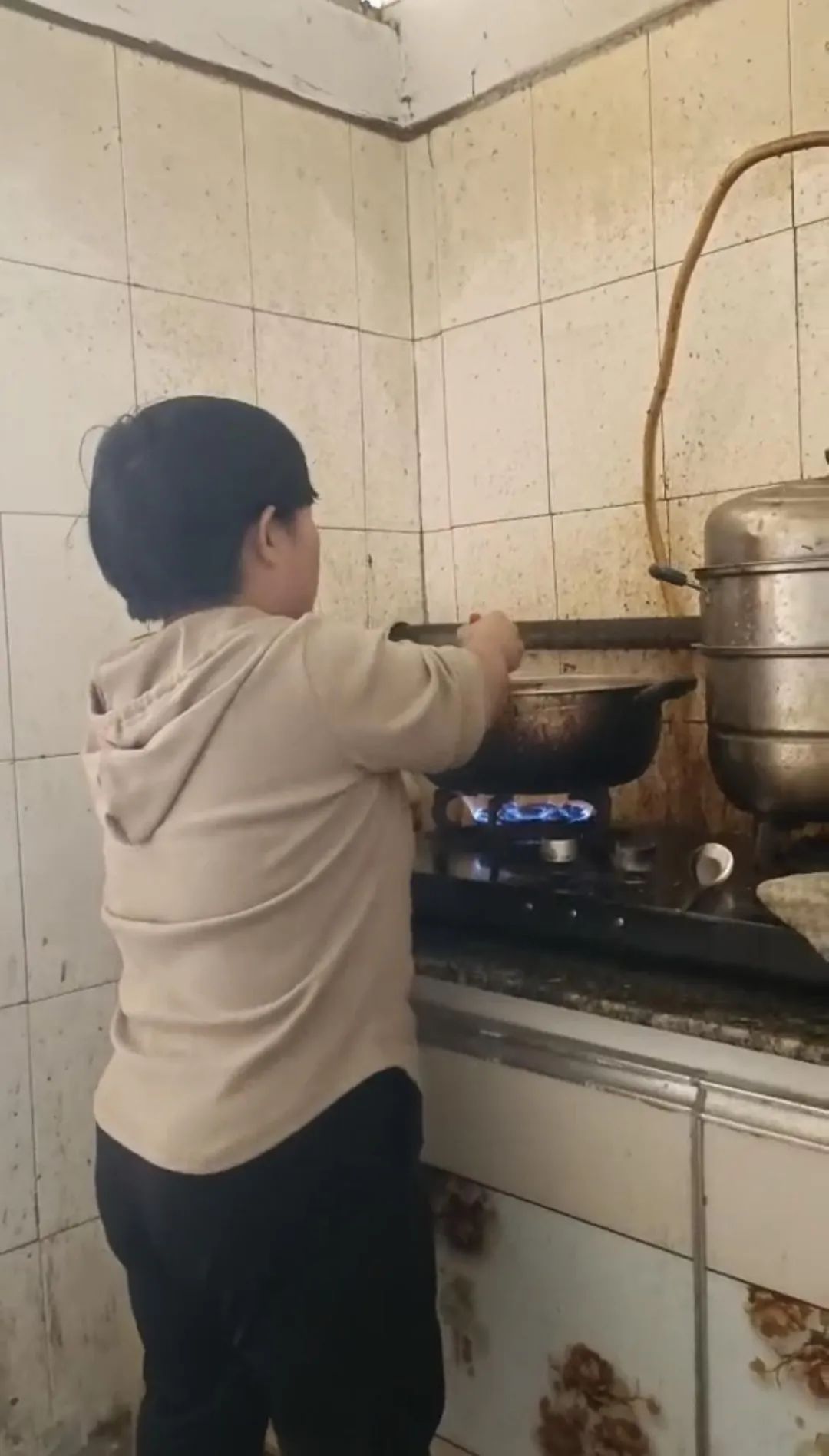 被互联网“拯救”的“农村妮”