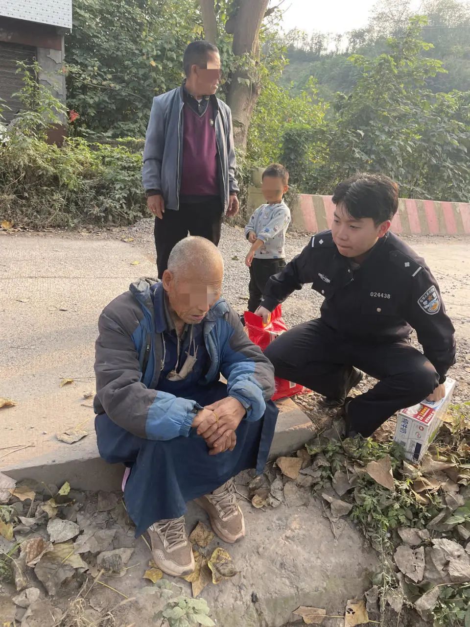 卖韭菜老人迷路后：市民买光韭菜警方送他回家，儿女却拒绝来接人 ...