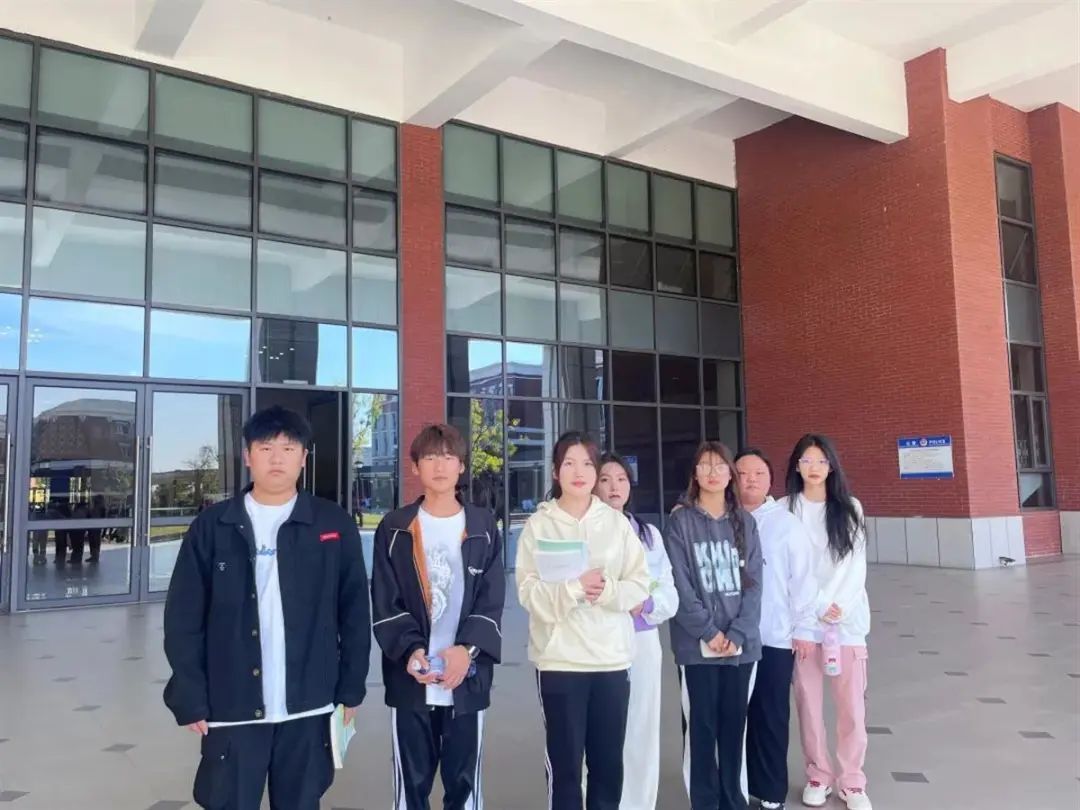 正在浇水的老人突然摔倒，7名学生冲了上去