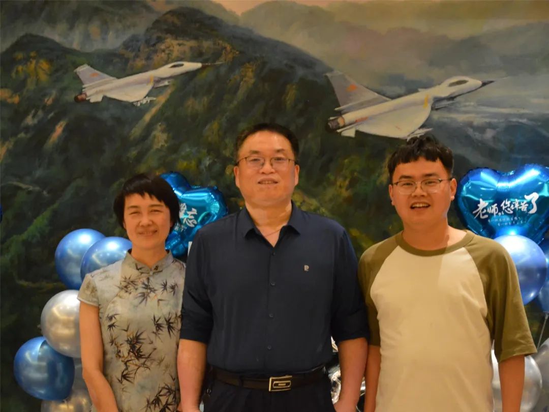 发车只剩几分钟，他突然跑回候车室