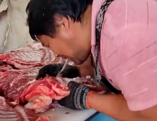安徽一肉店员工用嘴剔肉还说是“老手艺”？摆拍！