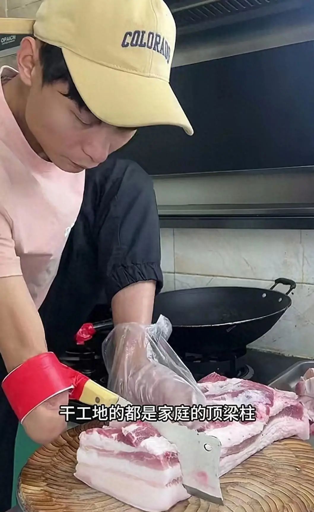 90后独臂爸爸摆摊卖炒粉：不“卖惨”