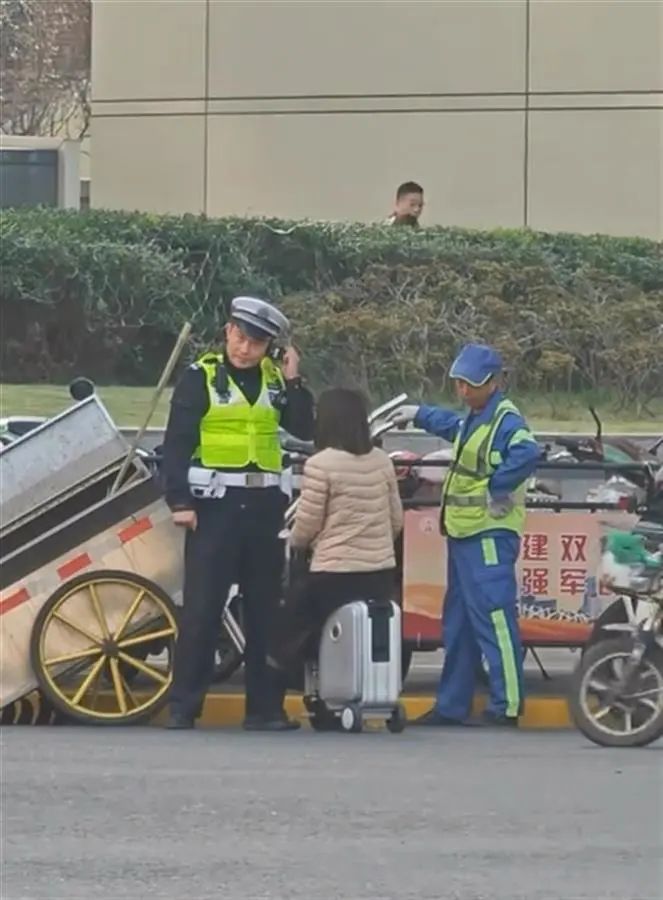 女子骑电动行李箱上街被拦，反问“你来接我上班吗”？