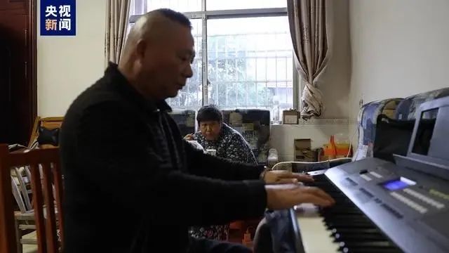 爱的“音乐会”！湖南保安大叔为鼓励妻子抗癌自学电子琴为其演奏 ... ...